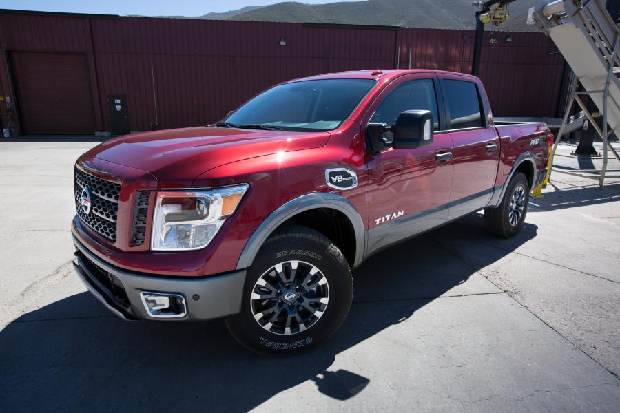  Nissan Titan PRO-4X Crew Cab 2016 года  (фото 6 из 15)